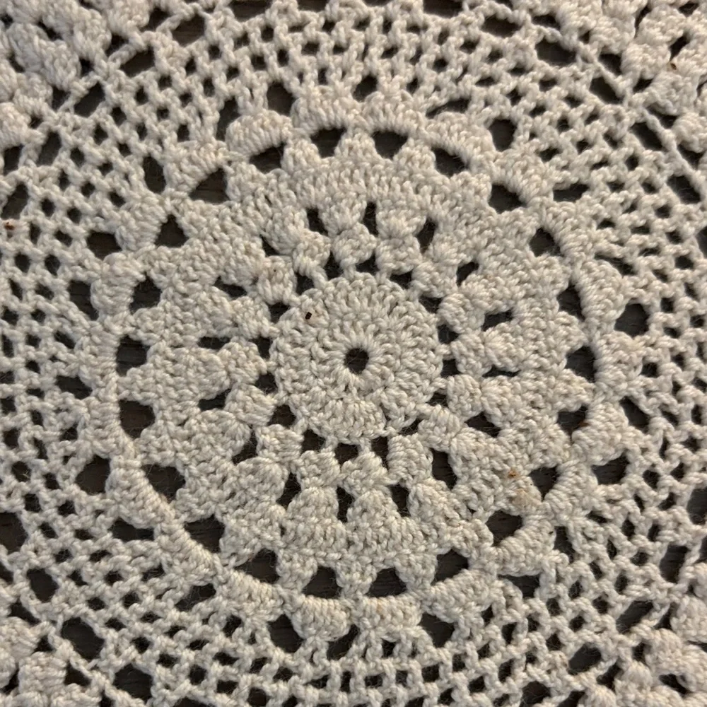 VTG Off-White Hand‎ Crotchet 7-1/2" Doilies set of 2 - Picture 4 of 4